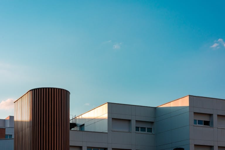 contemporary-building-with-a-unique-design-against-a-bright-blue-sky-in-贡比涅-france.-27153419-768x512